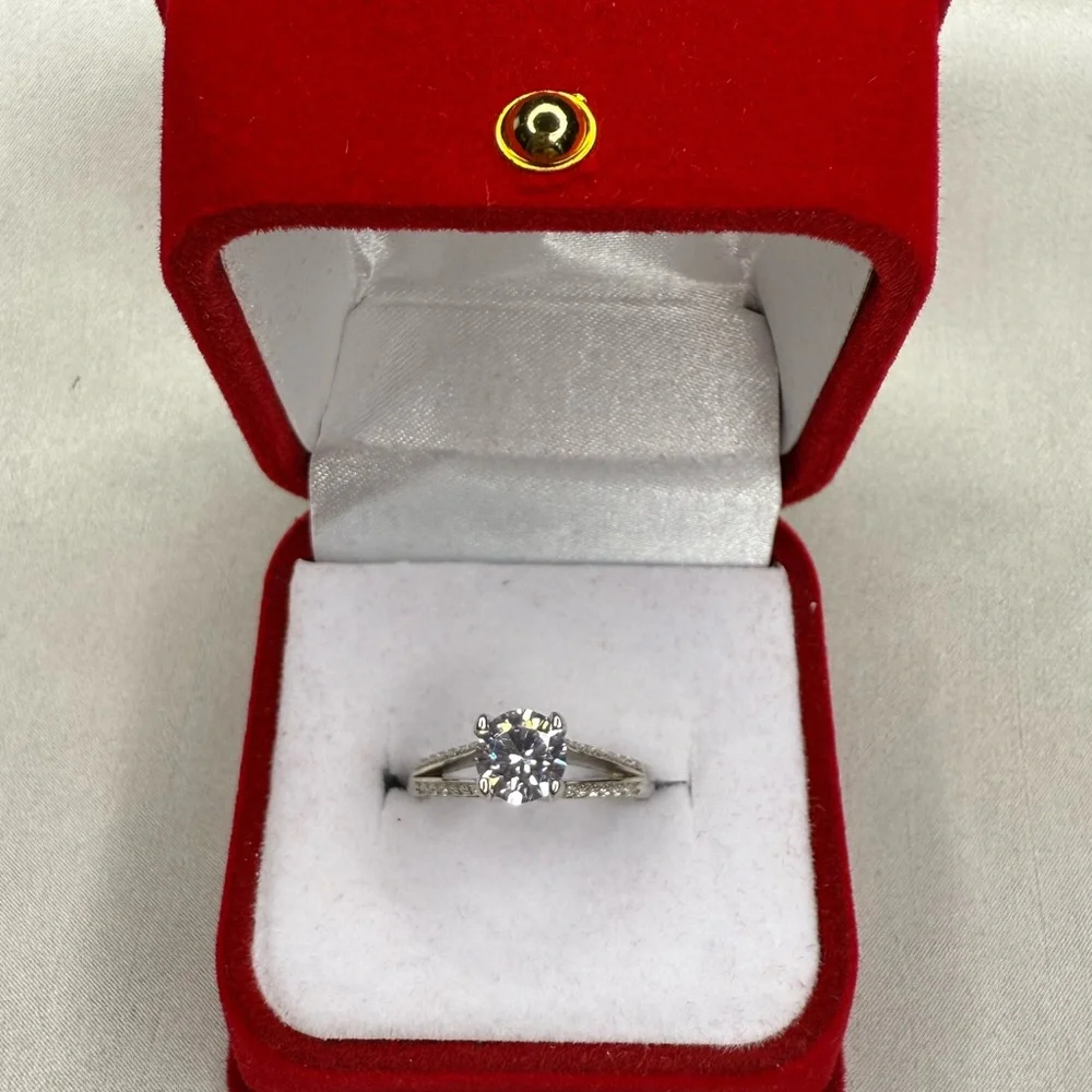 Elegant Silver Ring with moissanite diamond - Picture 1 of 2